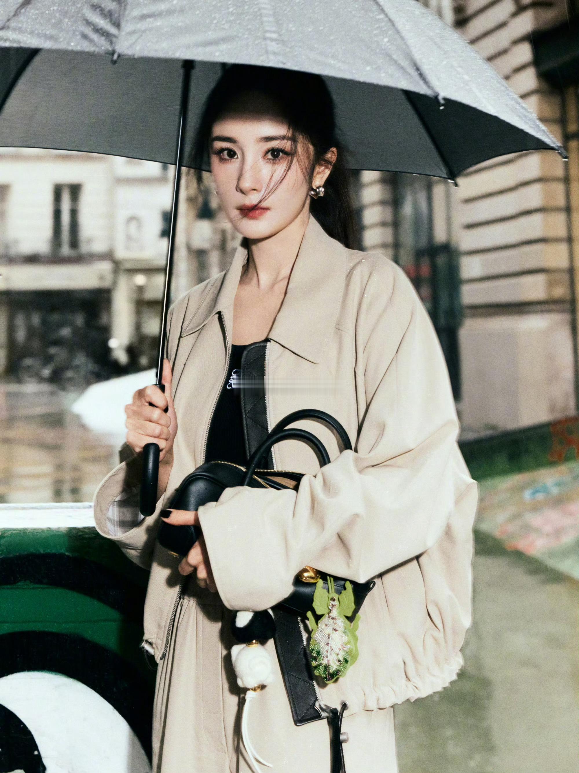 #杨幂巴黎雨中漫步# 杨幂巴黎雨中街拍🈶️  第三次亮相罗意威大秀并上身品牌未