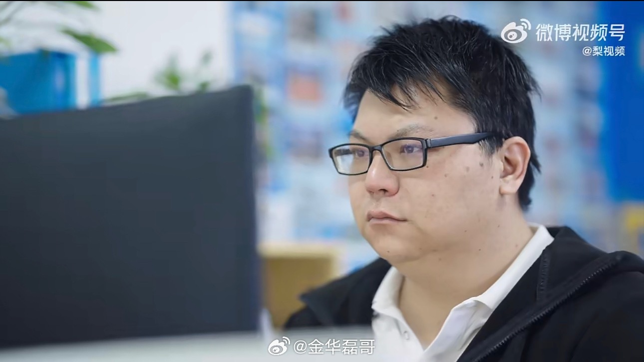 双腿失能后靠手自驾超9万公里命运折断了双腿，却没困住他行医的初心。轮椅上坚守诊室