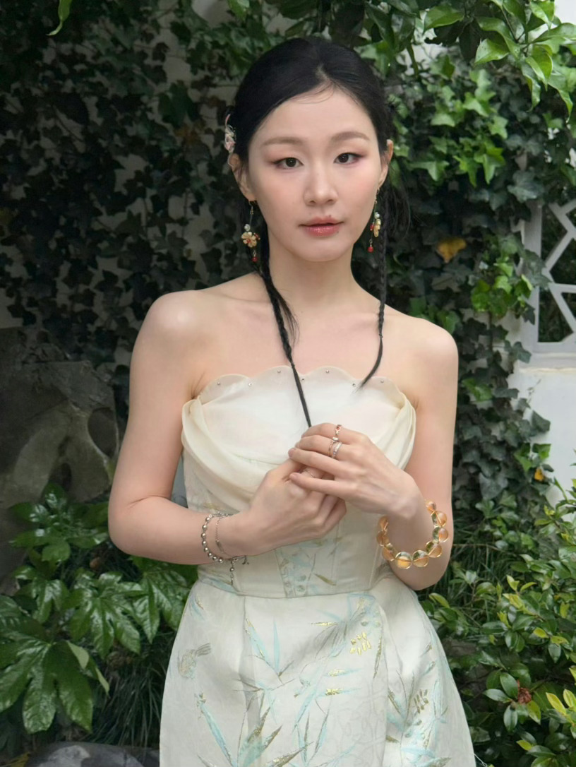 金靖差点删了爆改化妆师兔子哇塞这次妆造很美啊！！！瘦了好多美美滴 