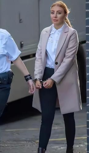英国伦敦，一个比较奔放的女狱警，在值班时钻进囚犯牢房，跟盗窃犯发生关系，还被另一