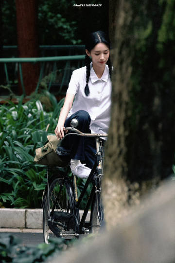 周也红舞鞋年代感周也红舞鞋骑单车路透 周也红舞鞋骑单车路透 ​​​