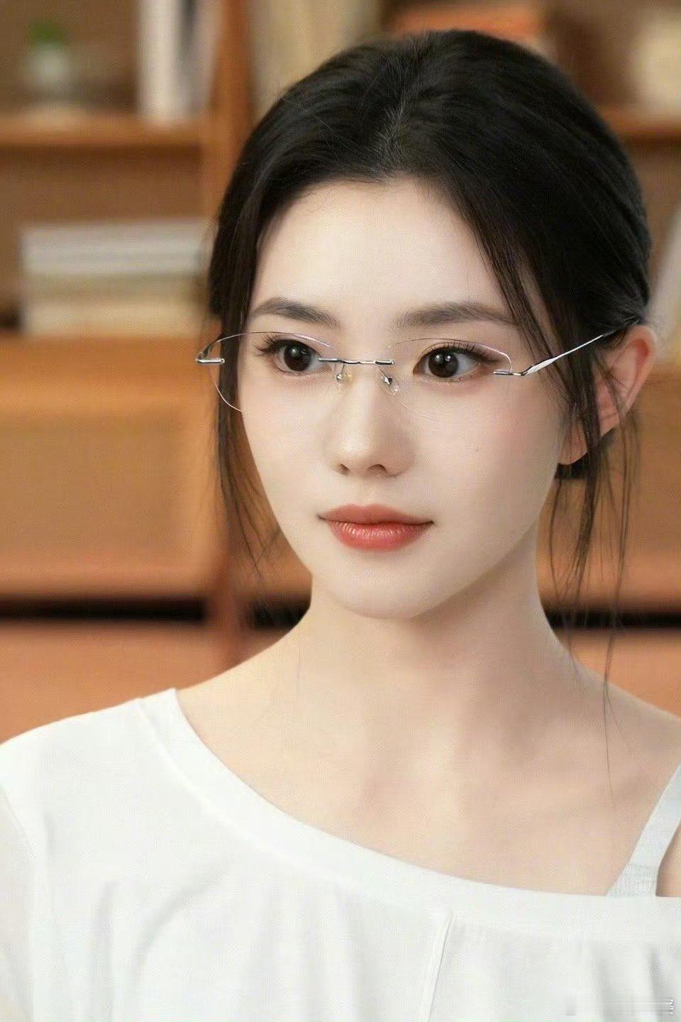 谁能拒绝刘浩存的无框眼镜造型啊😍 高智感直接拉满，从灵动甜妹秒变清冷高知学姐，