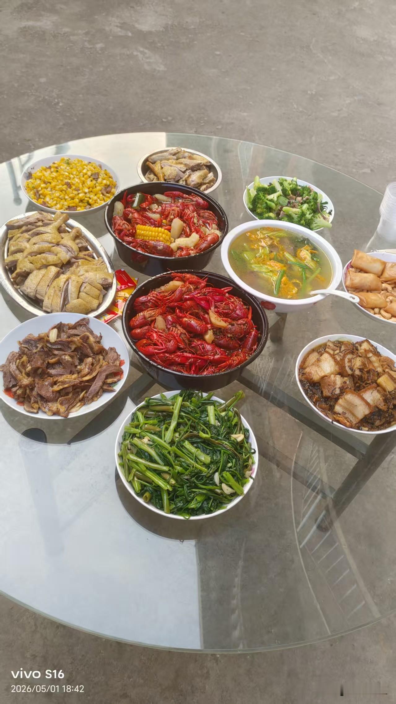 我们广西自养的鸡鸭拿来白切没有腥味很好吃，市场上买的可不能这么吃，太腥了没法吃呀