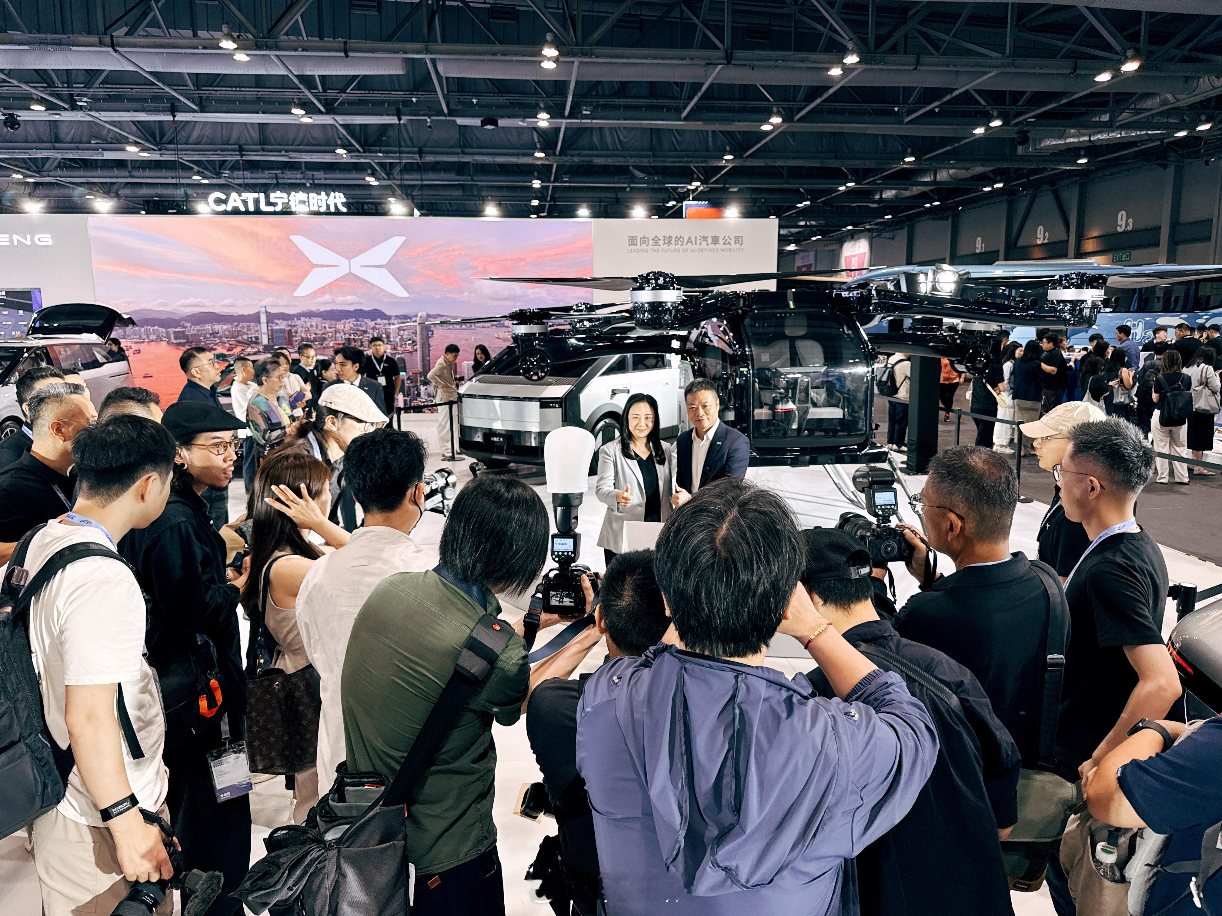 何小鹏香港车展揭秘G7三颗芯片在哪小鹏G7预售价23.58万元大师兄何小鹏携小鹏