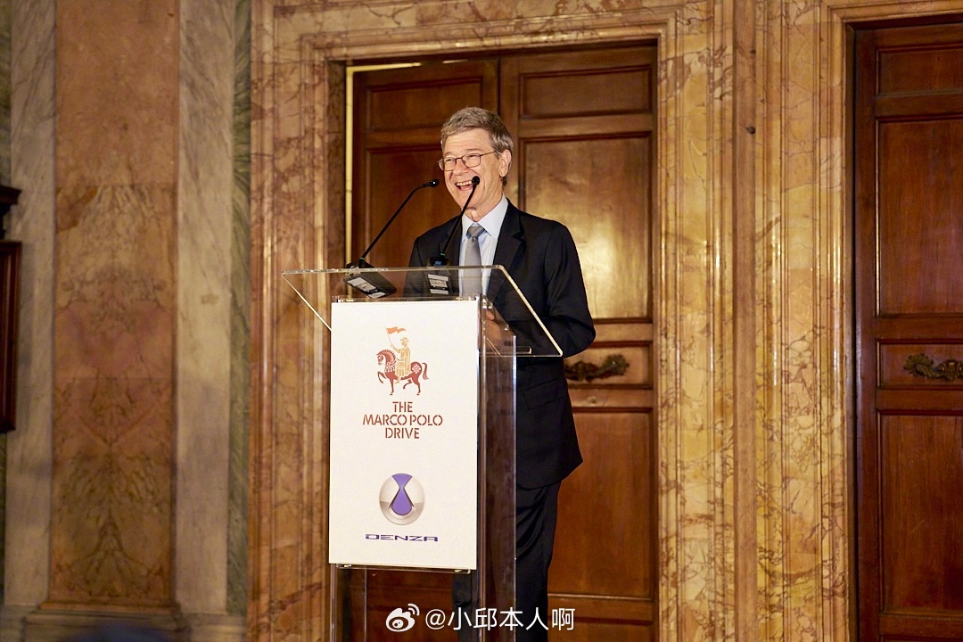 提到丝绸之路，第一反应就是黄沙大漠和成群骆驼，谁能想到现在这条老路上，跑满了咱们