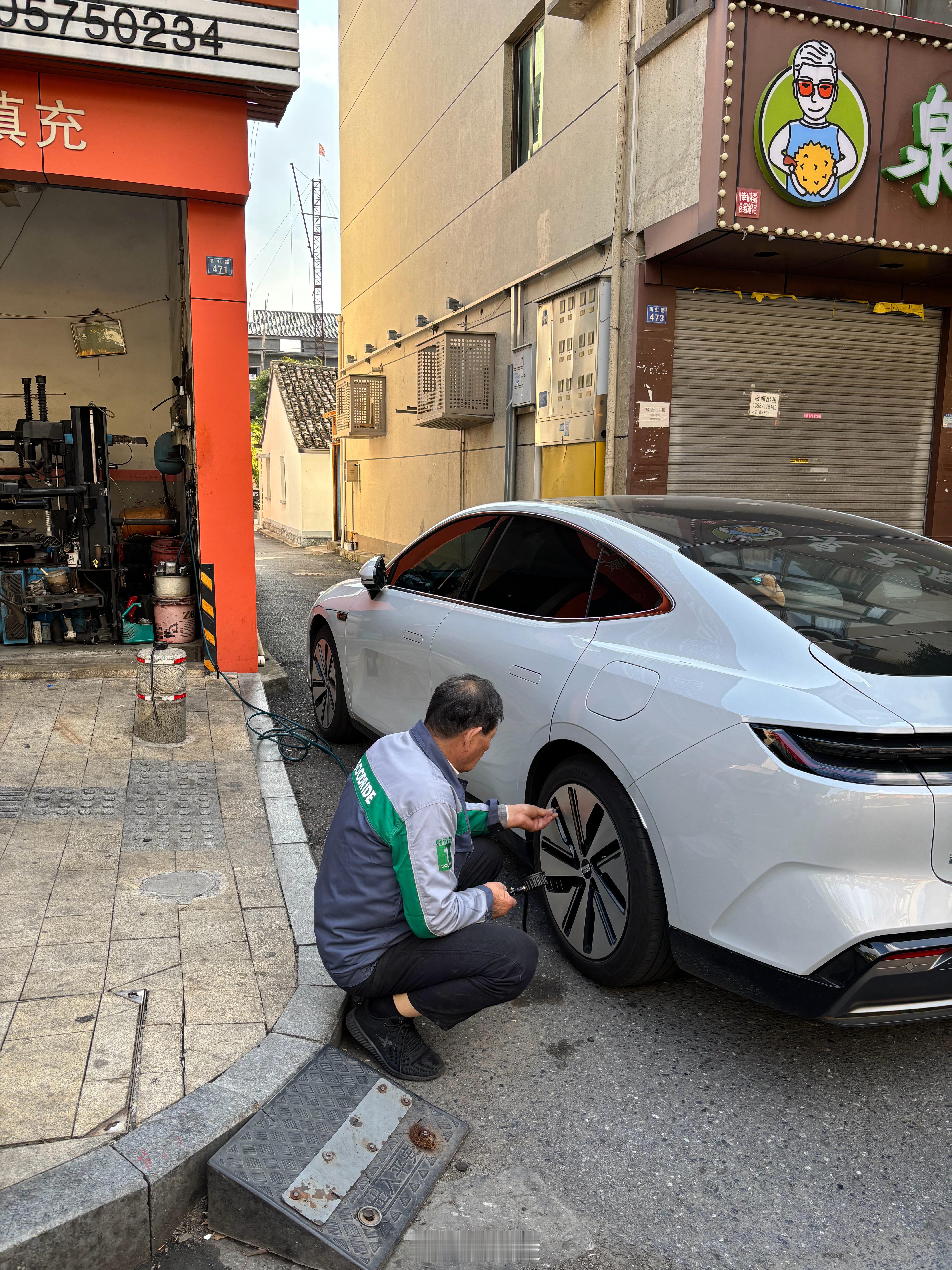 温馨提示：天气冷了，自己要添衣服，也别忘了给你心爱的伙伴检查一下胎压，比夏天稍微