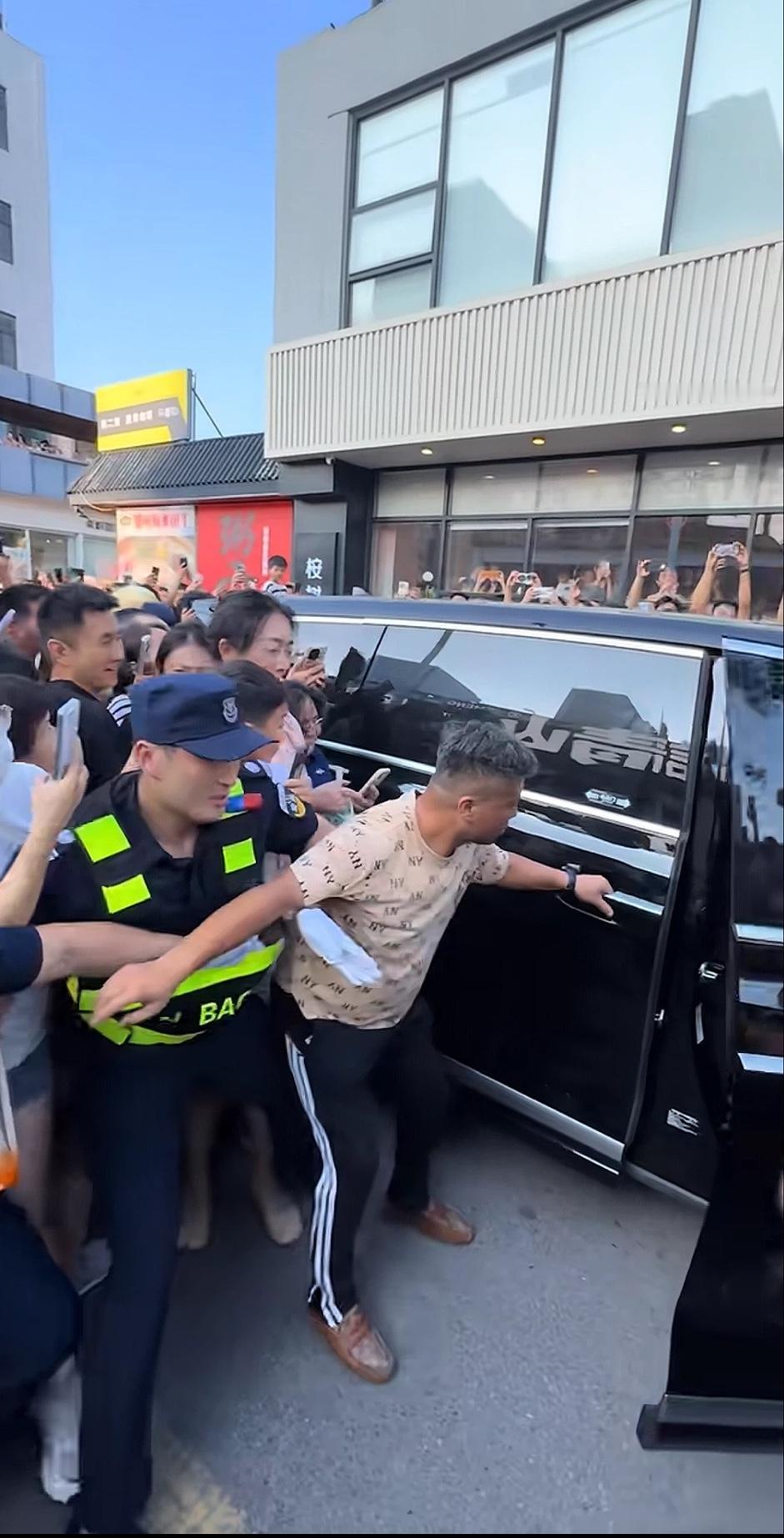 山东“现金王”大衣哥，太拽了，保安保镖齐上阵，出场排面已经超越了港台明星，现场人