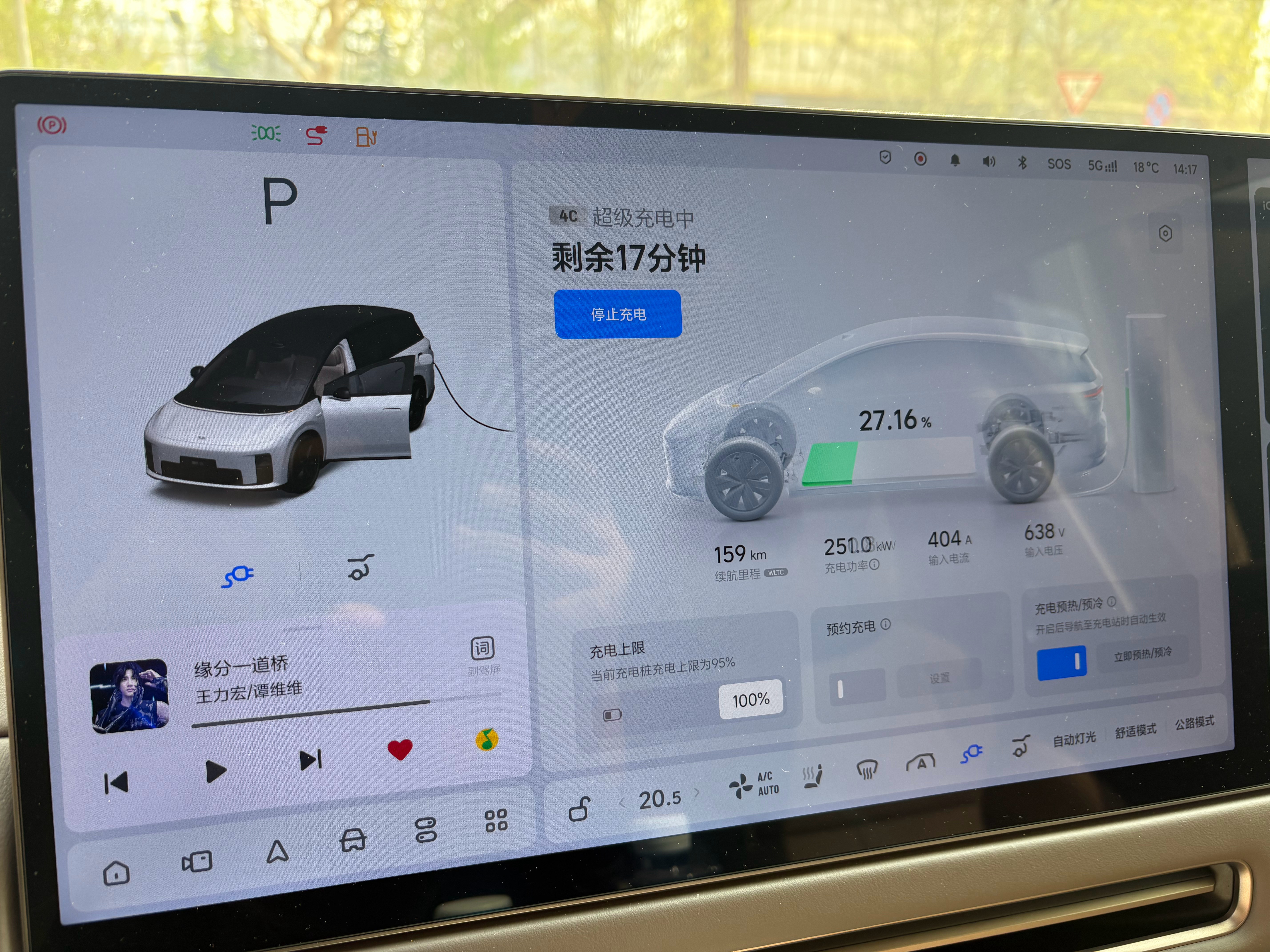 在外面给我的理想i8充电 没想到一公里内就有三个专属充电站，最近的才200米拐个