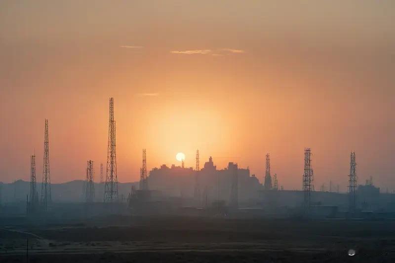 不少人还心存侥幸，觉得以色列只会隔着海峡隔空交手，不敢直接触碰伊朗地下核堡垒。实