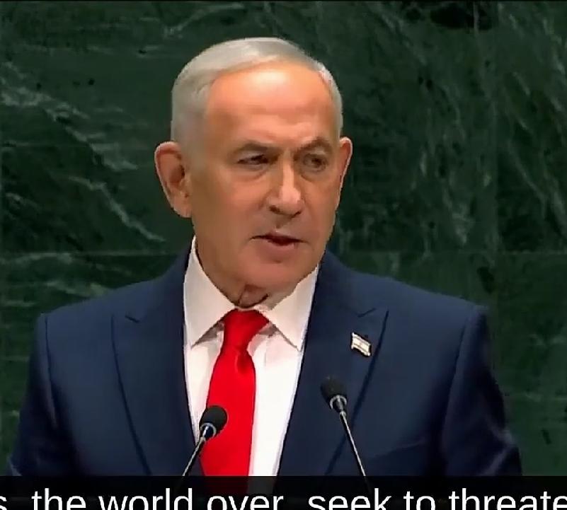 内塔尼亚胡联合国大会演讲。
座位空了一半，不过比去年好太多了！
去年走的没剩几个