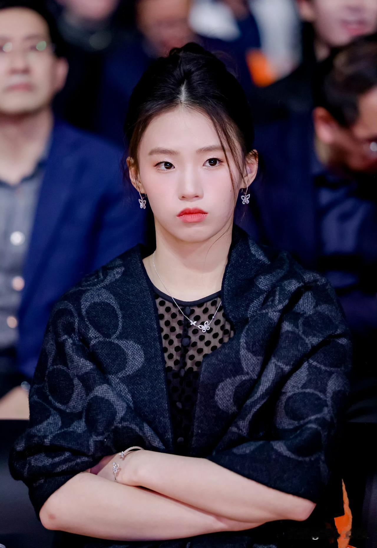 微博之夜奥运冠军陈芋汐的获奖感言，被称为温柔而有力量，她除了致谢国家与中国跳水队