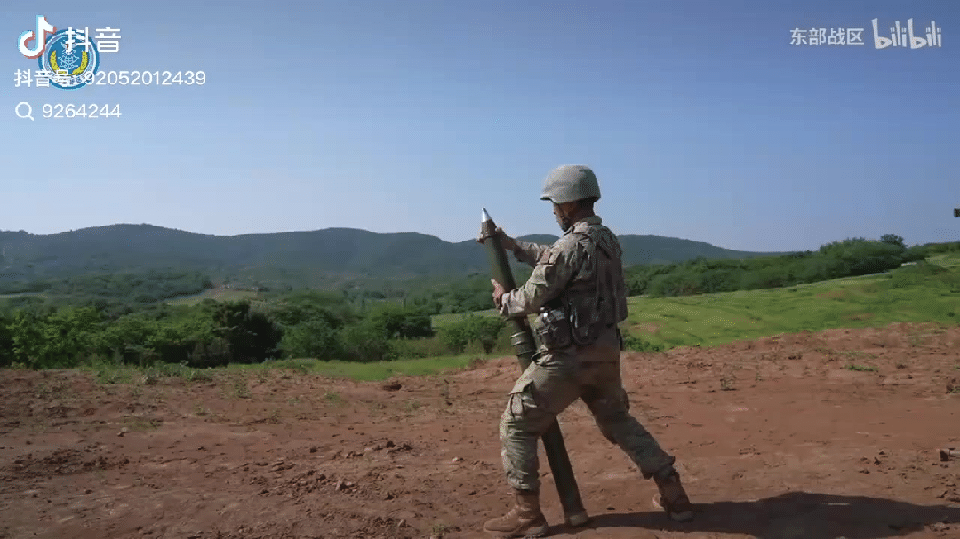 解放军迫击炮手的绝技：单手无炮架应急射击。

迫击炮的单人操炮法，曾经是我们解放