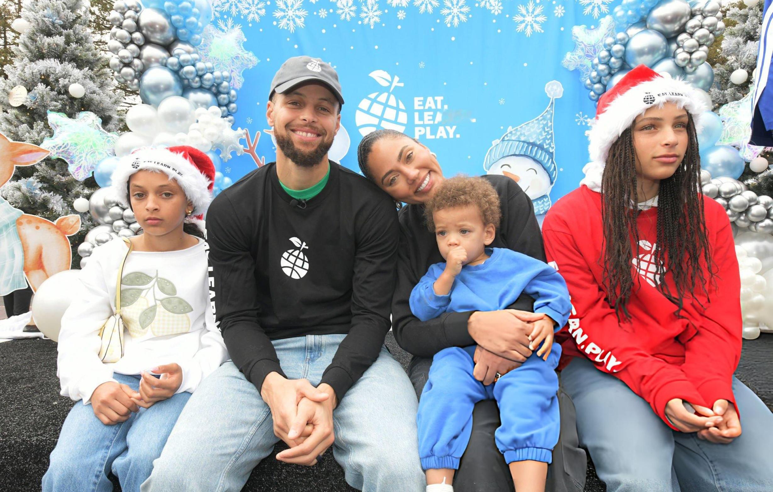 亲力亲为，库里一家每年几乎都会参与圣诞节公益活动❤️我有一个很库的愿望篮球年末狂