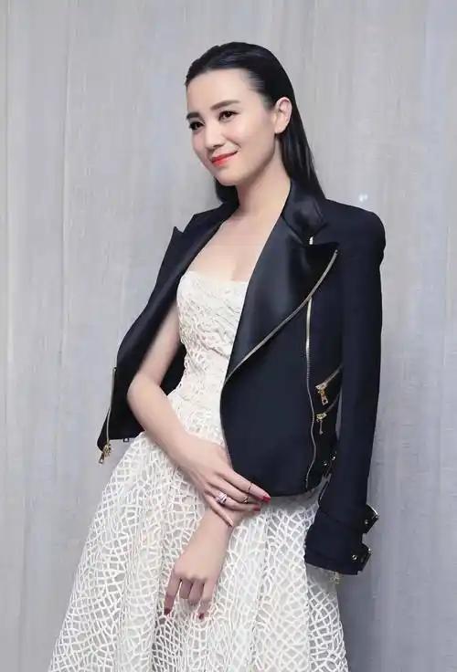 在娱乐圈这个追求完美无瑕的审美场域中，宋佳宛如一股清流，她大方宣称脸上的痣从来不