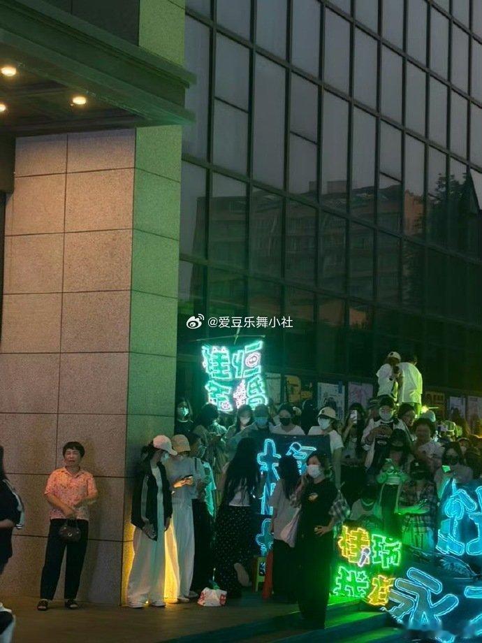 桂瑞桂恒今天楼下灯牌🈶 