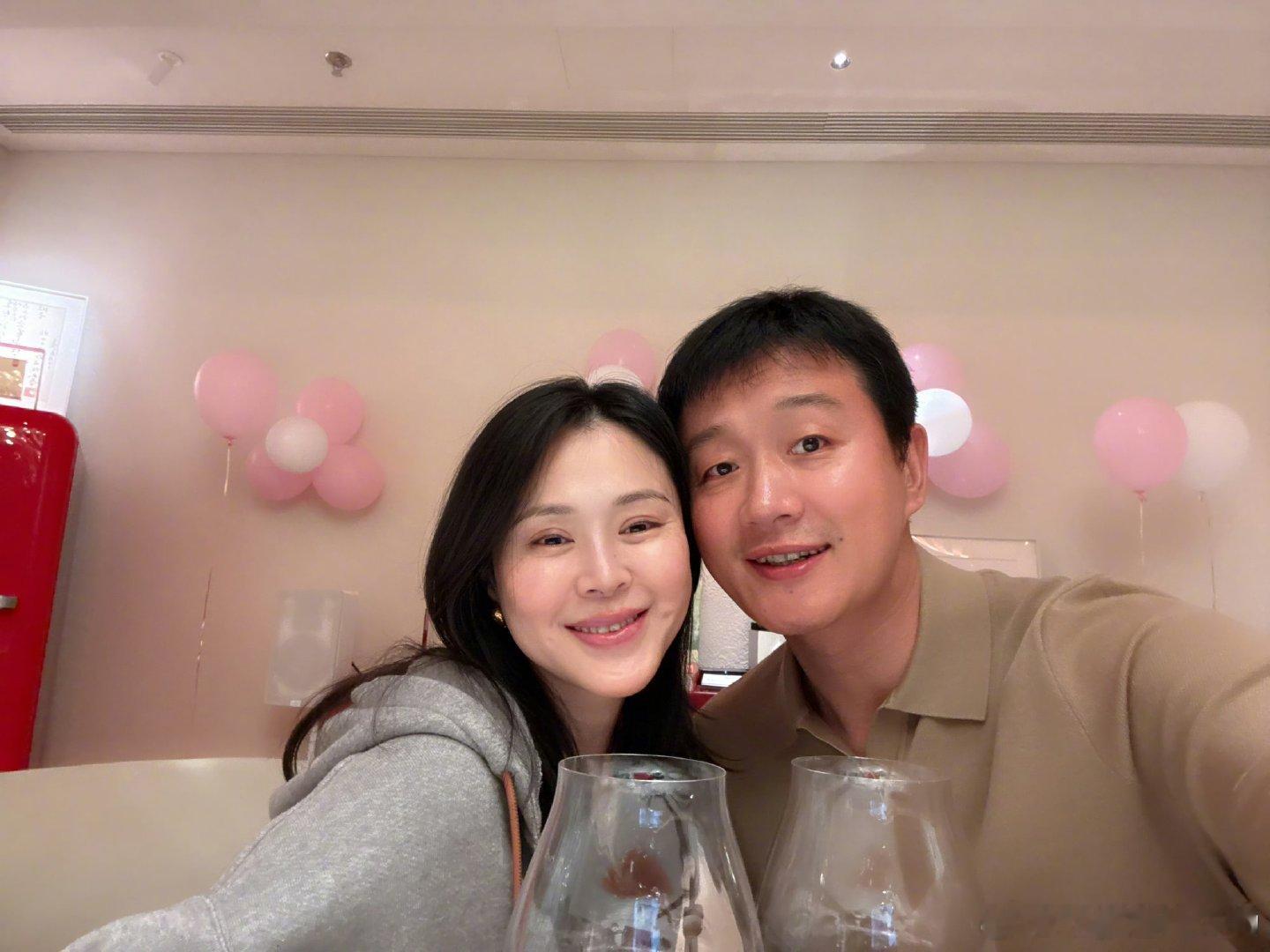 佟大为晒照纪念婚礼18周年佟大为关悦婚礼18周年佟大为关悦婚礼18周年，俩人一脸