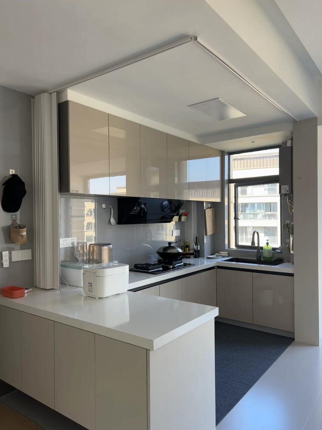 那些做开放式厨房的也不知咋想的?厨房和厕所是最难搞卫生的地方，就说厨房吧，你用再