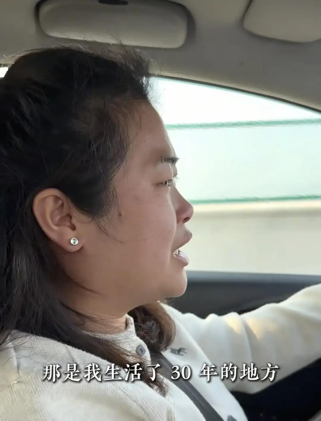 抖音上刷到个远嫁姑娘，拍老公陪她回娘家。

镜头里她妈在厨房忙得团团转，老公蹲门