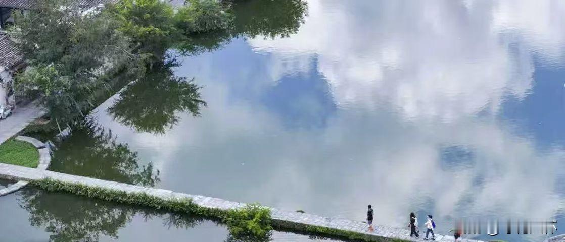 中国海军，有一个舰艇冠名条例，所有的省市自治区以及省会城市，都可以冠名，比如现在