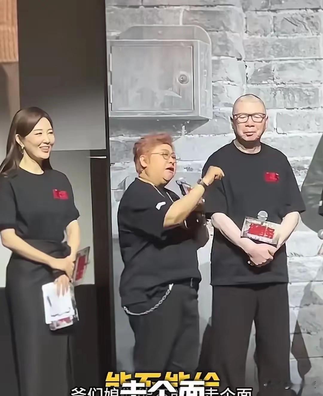 韩红韩大姐她以为他是谁？还3次强调走个面
全国人每人给我走个面每人捐一块钱，我就