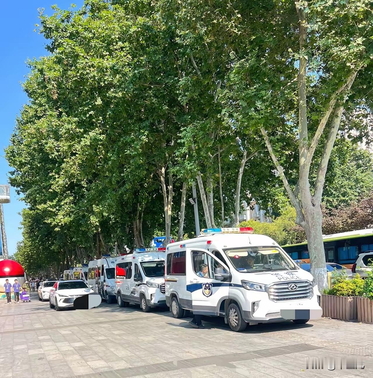 商场有人跳楼，
就在商场四周增派警力，
桥上有人跳河，
就在桥上桥下增派警力。