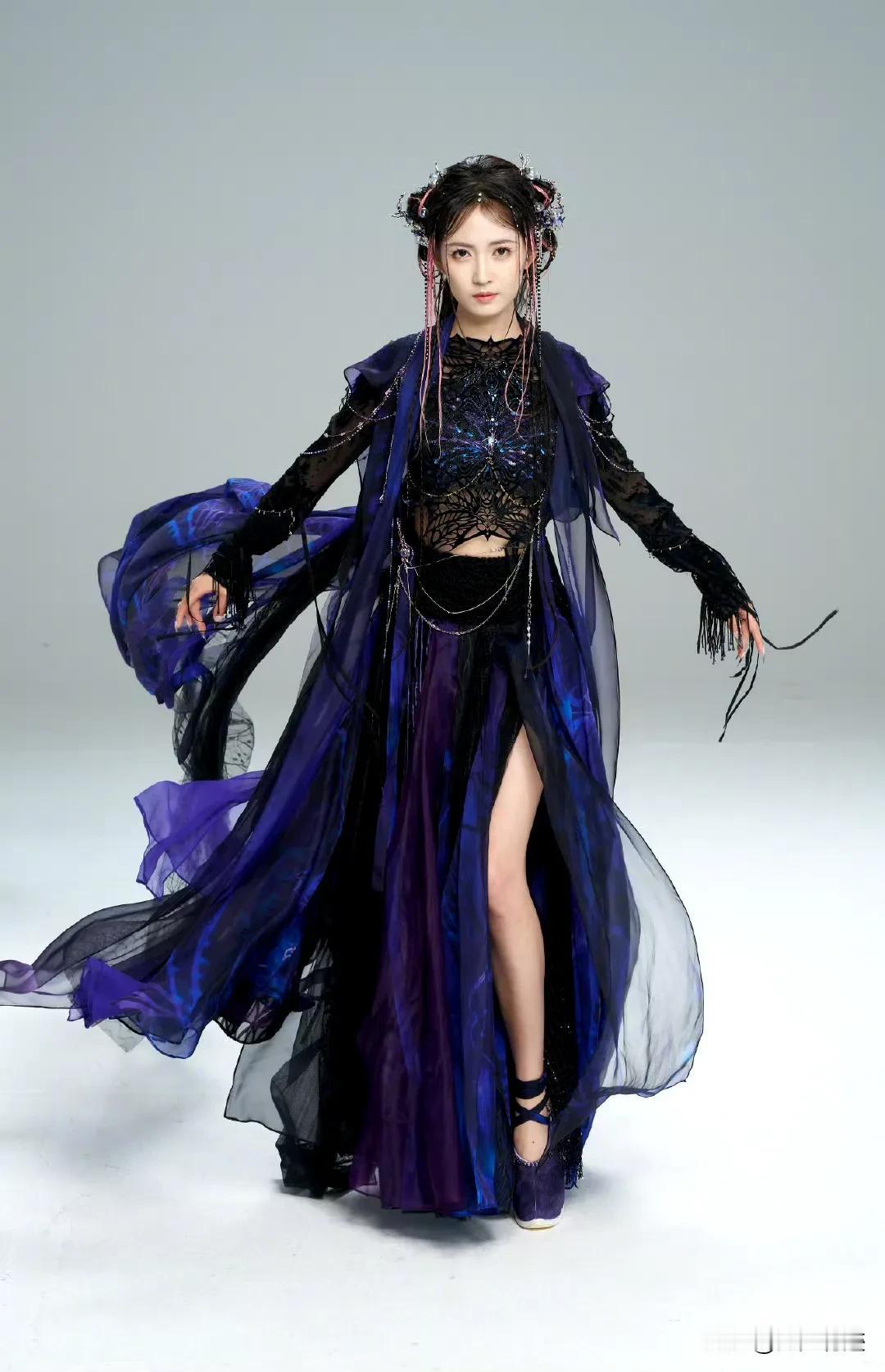陈钰琪这套衣服，出现在时装秀上定能博得关注，但是放在中国古装剧里，简直就是不伦不