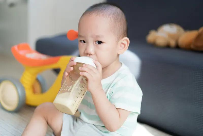 雀巢这次可真是闹大了！当地时间8日，雀巢在至少50个国家和地区召回部分婴幼儿配方