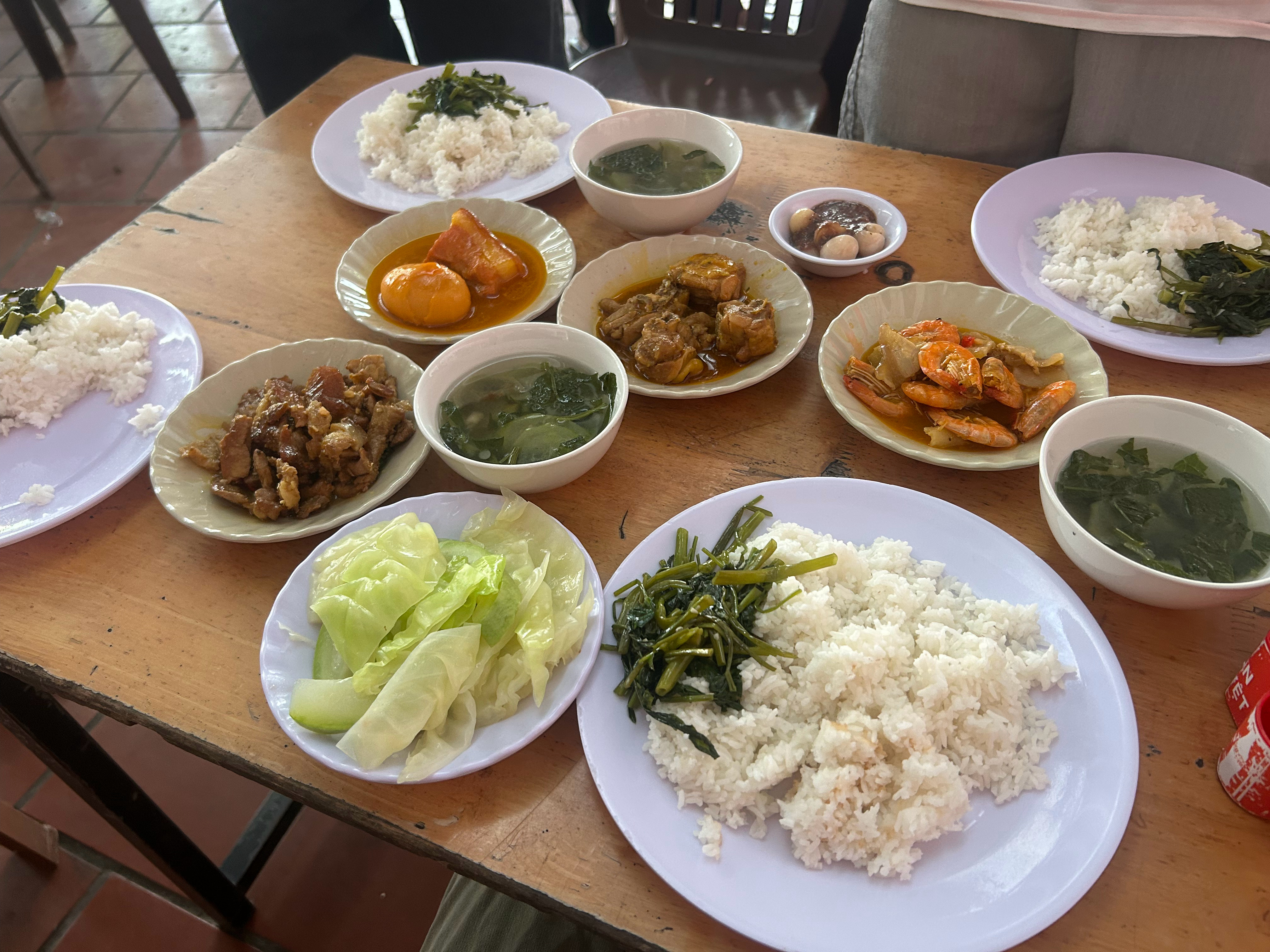 在越南今天的午餐🍱，就这几个菜需要16.5万