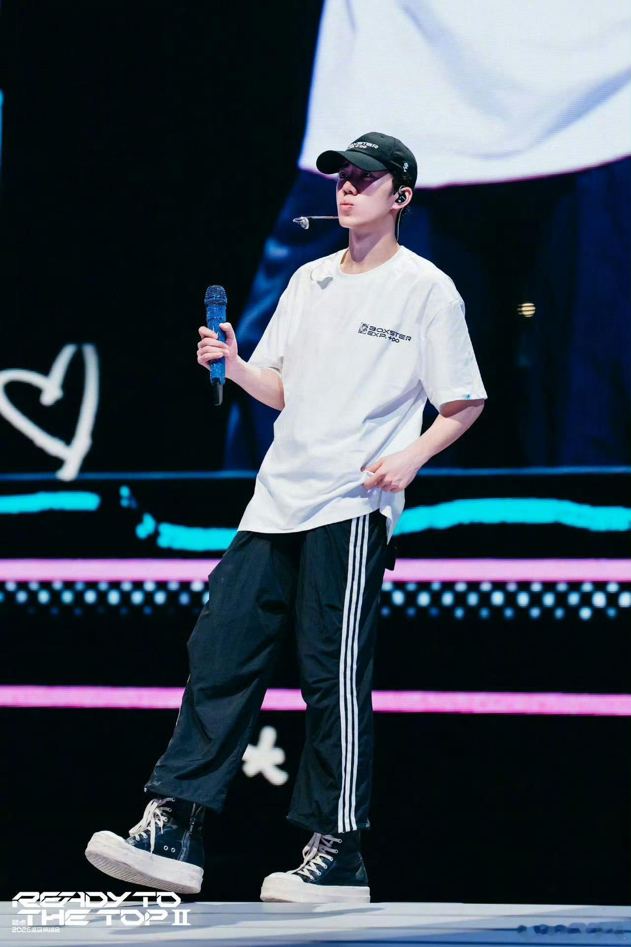 现在的演唱会都这么卷了吗？唱歌只是基操，“打电话唱《雨爱》”才是高阶玩法。鹭卓演