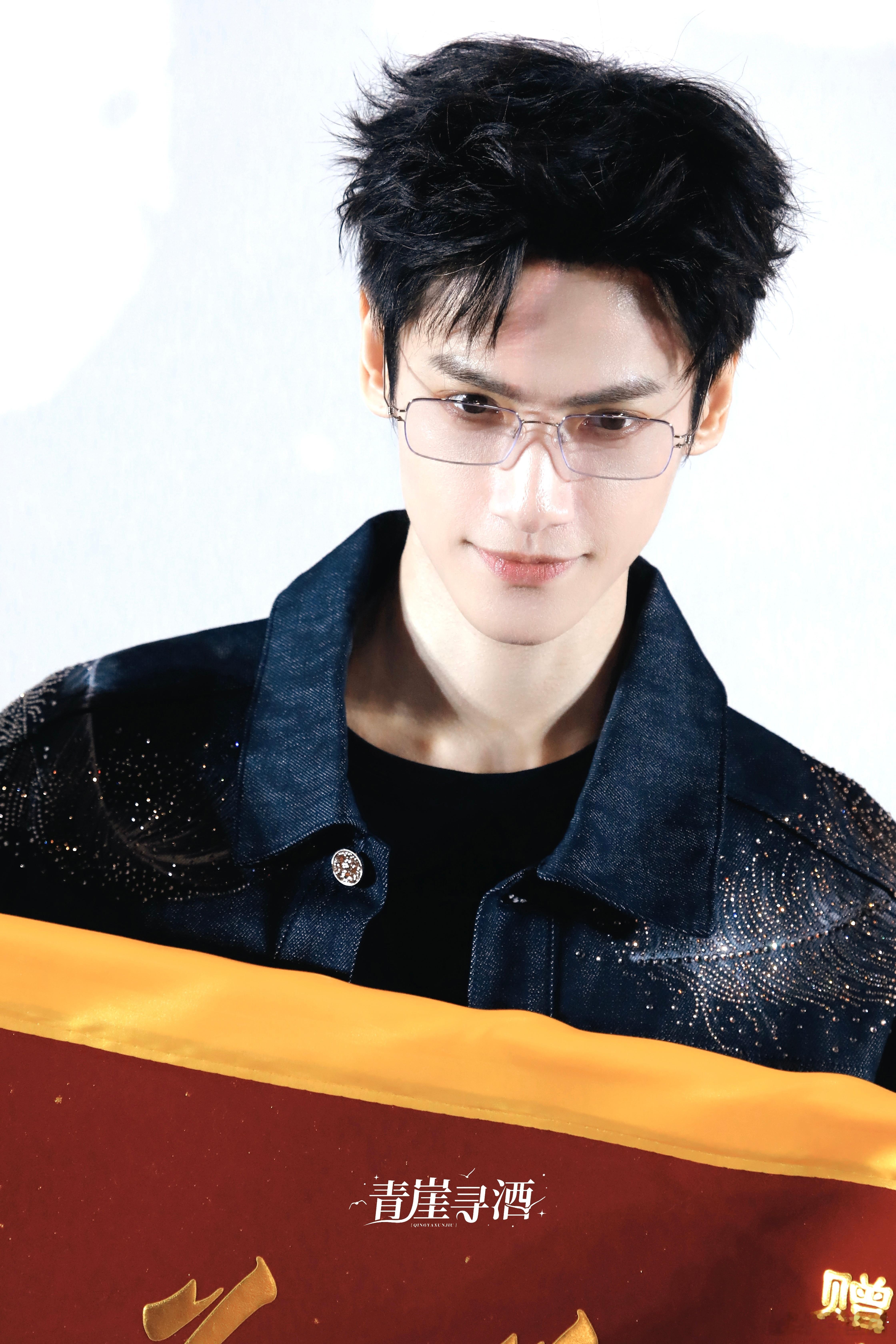 幸好喷的是蝴蝶不是蜘蛛 本以为演员拍这种戏早有准备，结果还是被突然喷出的蝴蝶吓到