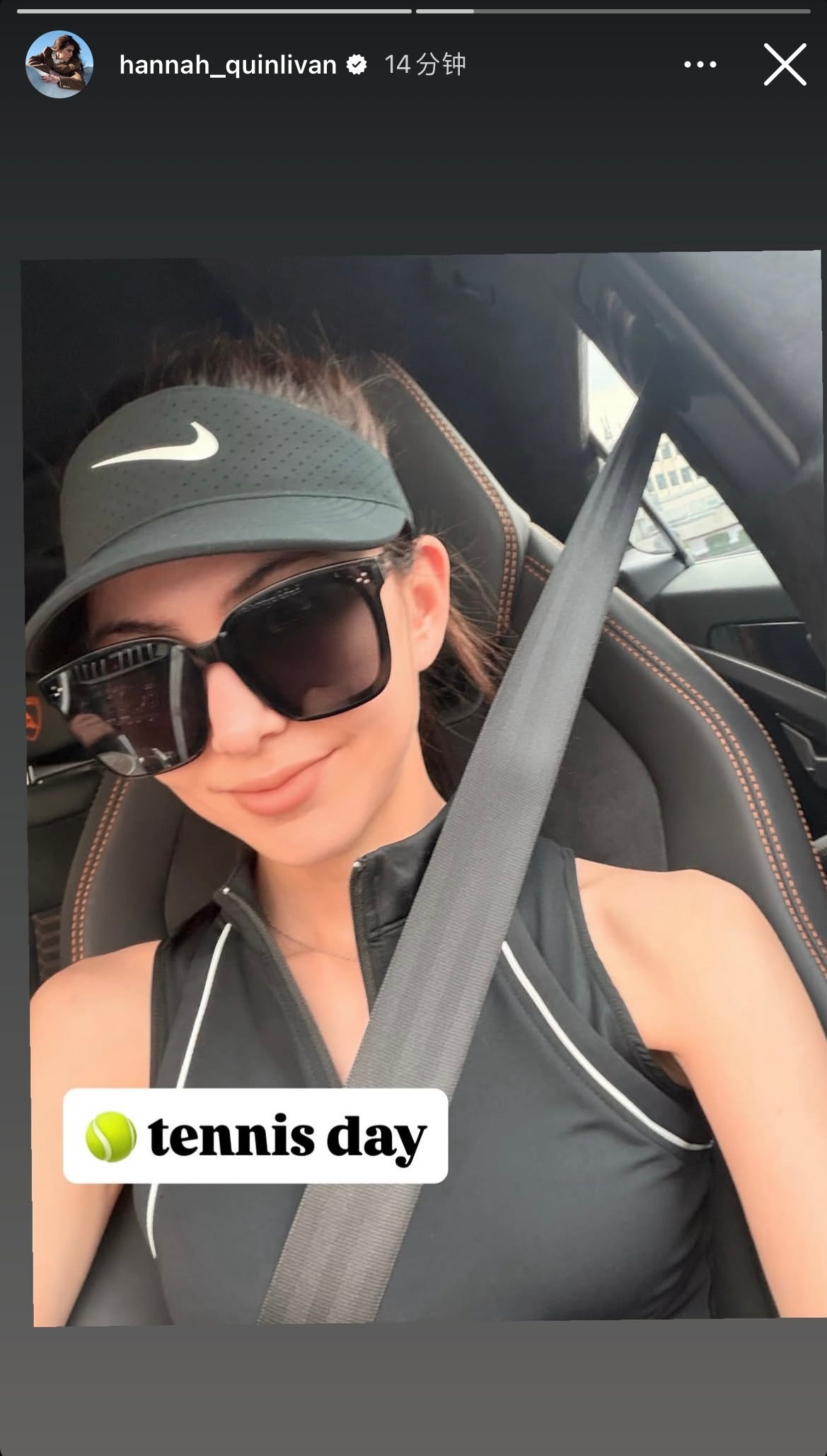 网球少女昆凌晒副驾自拍，墨镜反光主驾驶周杰伦的手哈哈哈哈