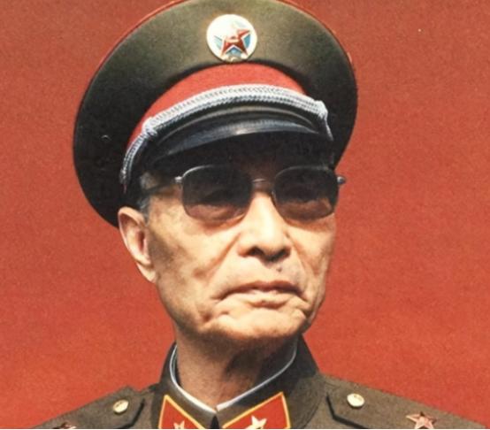 1964年，张爱萍将军到酒泉某基地视察，突然，他发现有10多名背着斜挎包的战士站