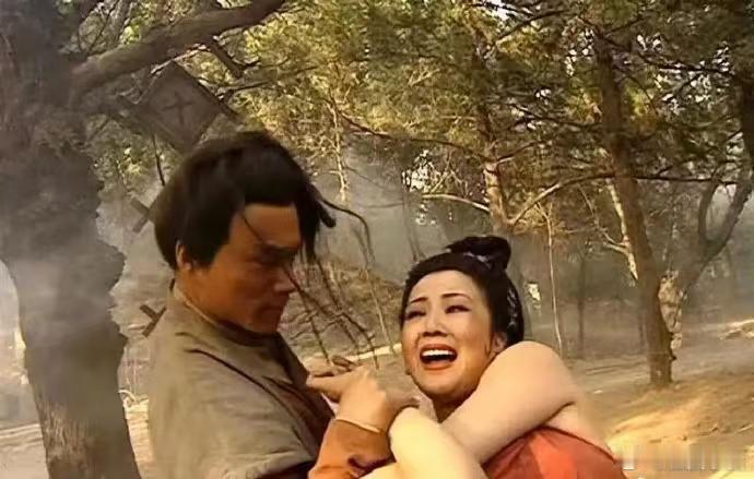 如果导演不喊“卡”，感觉图二的“孙二娘”能把武松打死[捂脸哭] ​ ​​​