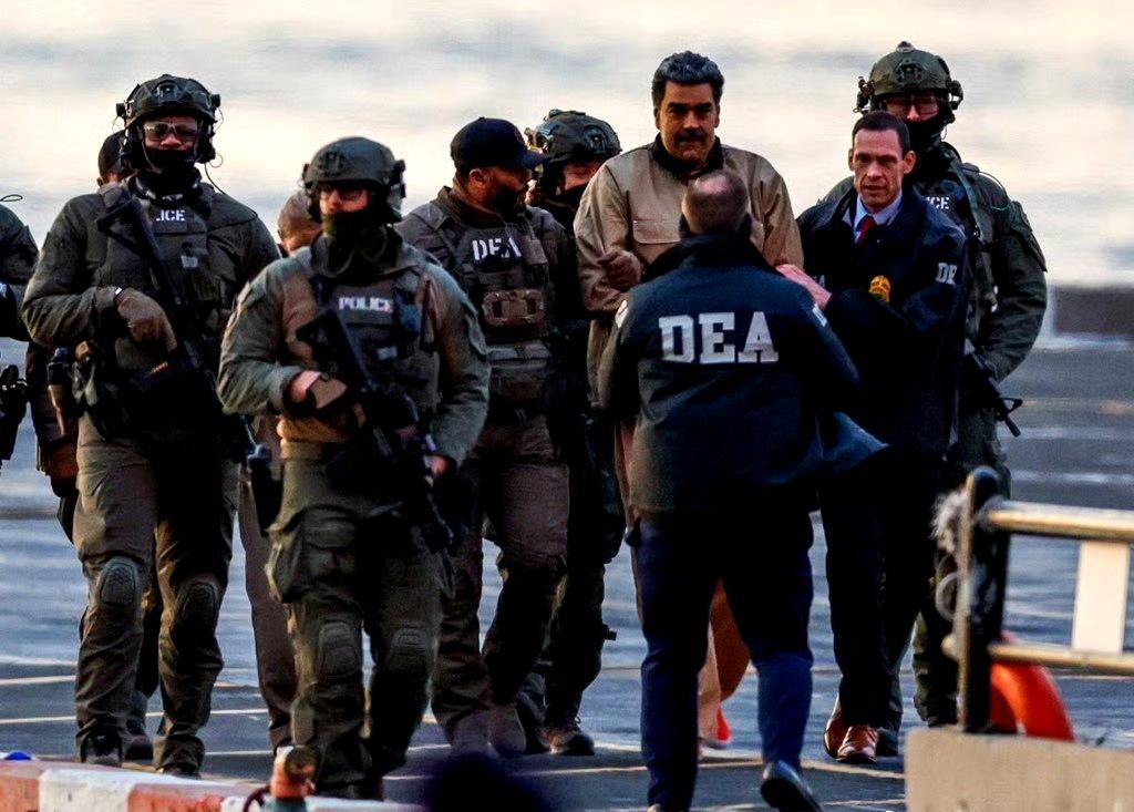 最新消息：马杜罗在严密安保下被押送上直升机前往纽约法院

据报道，马杜罗及其妻子