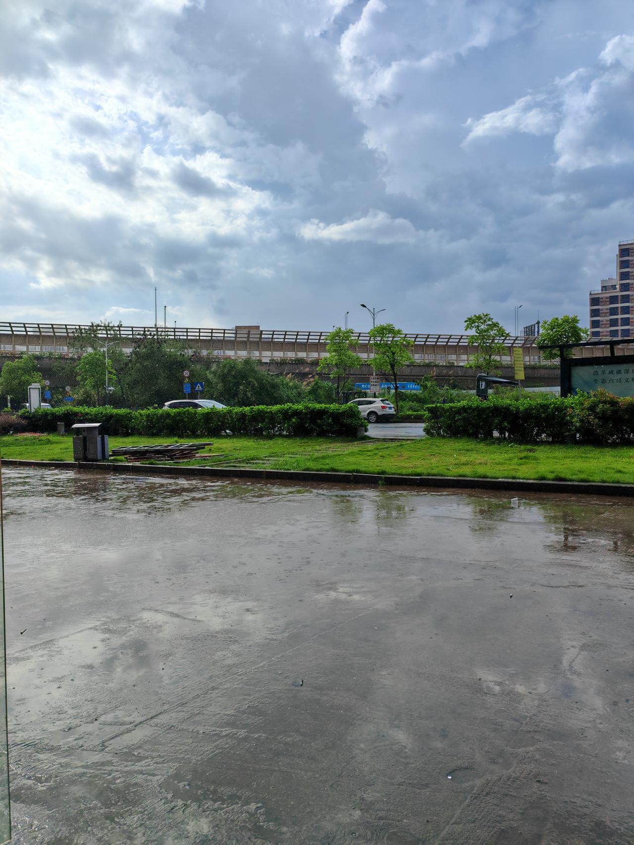 今日天气记录高考第一天，下午2点半天气突变，大雨又袭，一些骑电动车送孩子进考场的