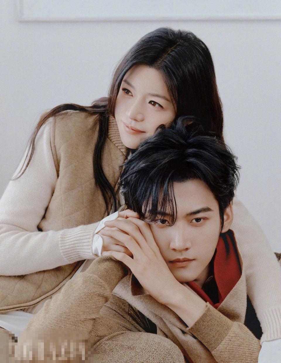 搭档眼神空洞，她却永远深情——42岁的陈妍希，凭什么？
红秀杂志拍摄现场，周柯宇