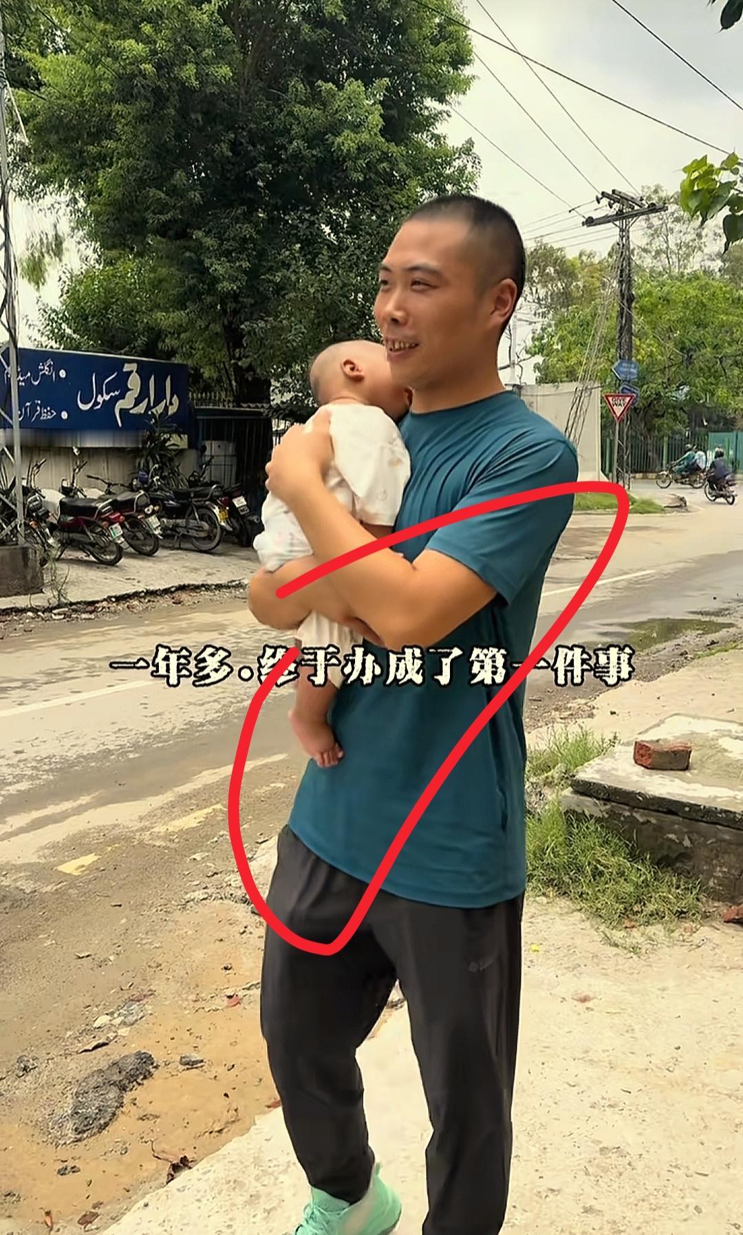 皮衣哥办证视频一出，全网人都傻了！
不是小军妻儿颜值出众
而是一顿饭的举动看透人
