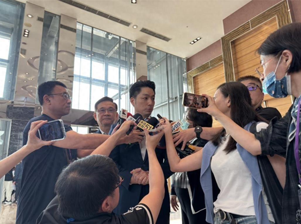 就在刚刚，
台北市长蒋万安发表声明，

4月22日，针对赖清德窜访斯威士兰，非洲