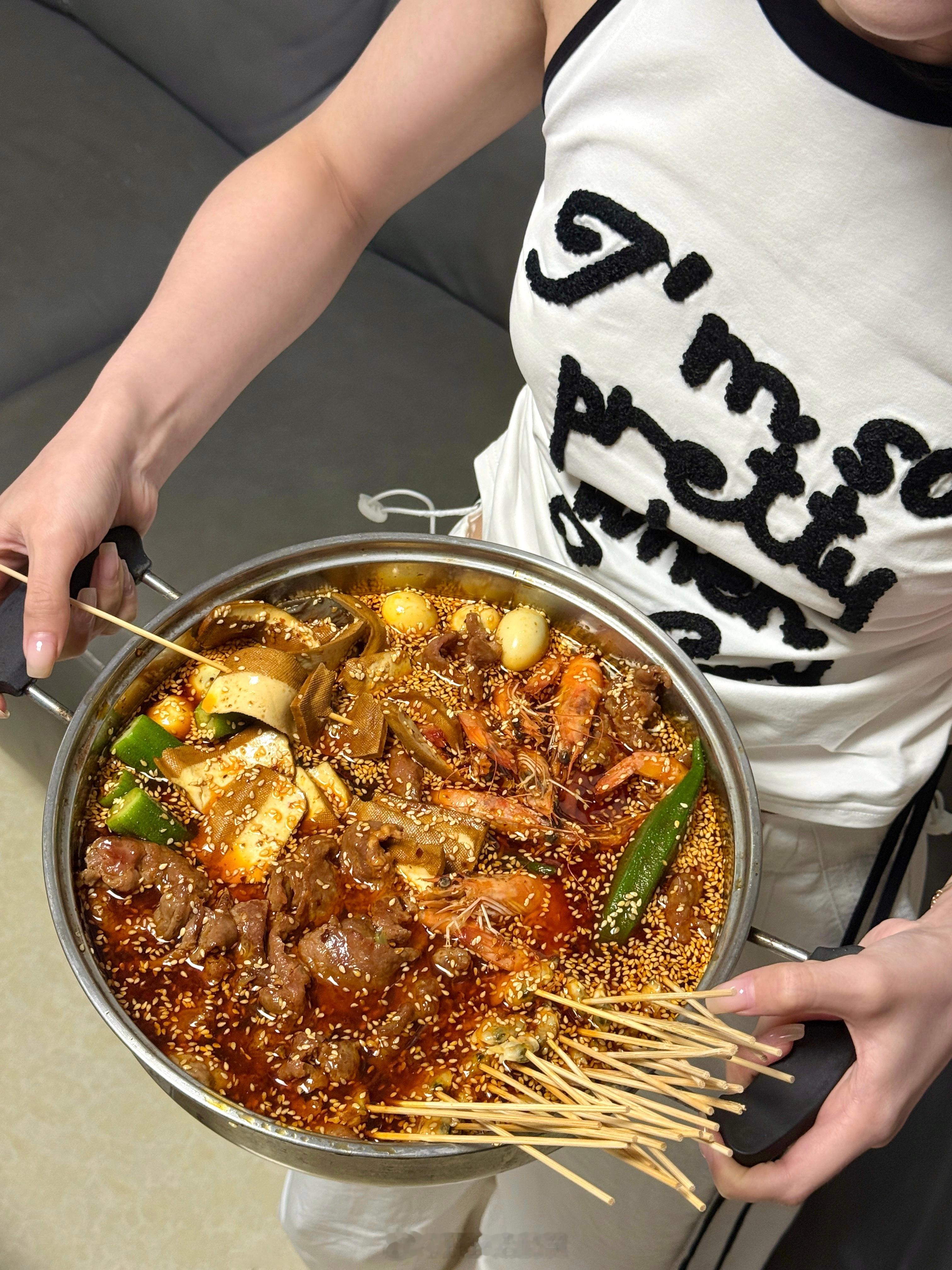 又来朋友家暖居了 今天小小付出 为她端一次碗[嘻嘻] ​​​