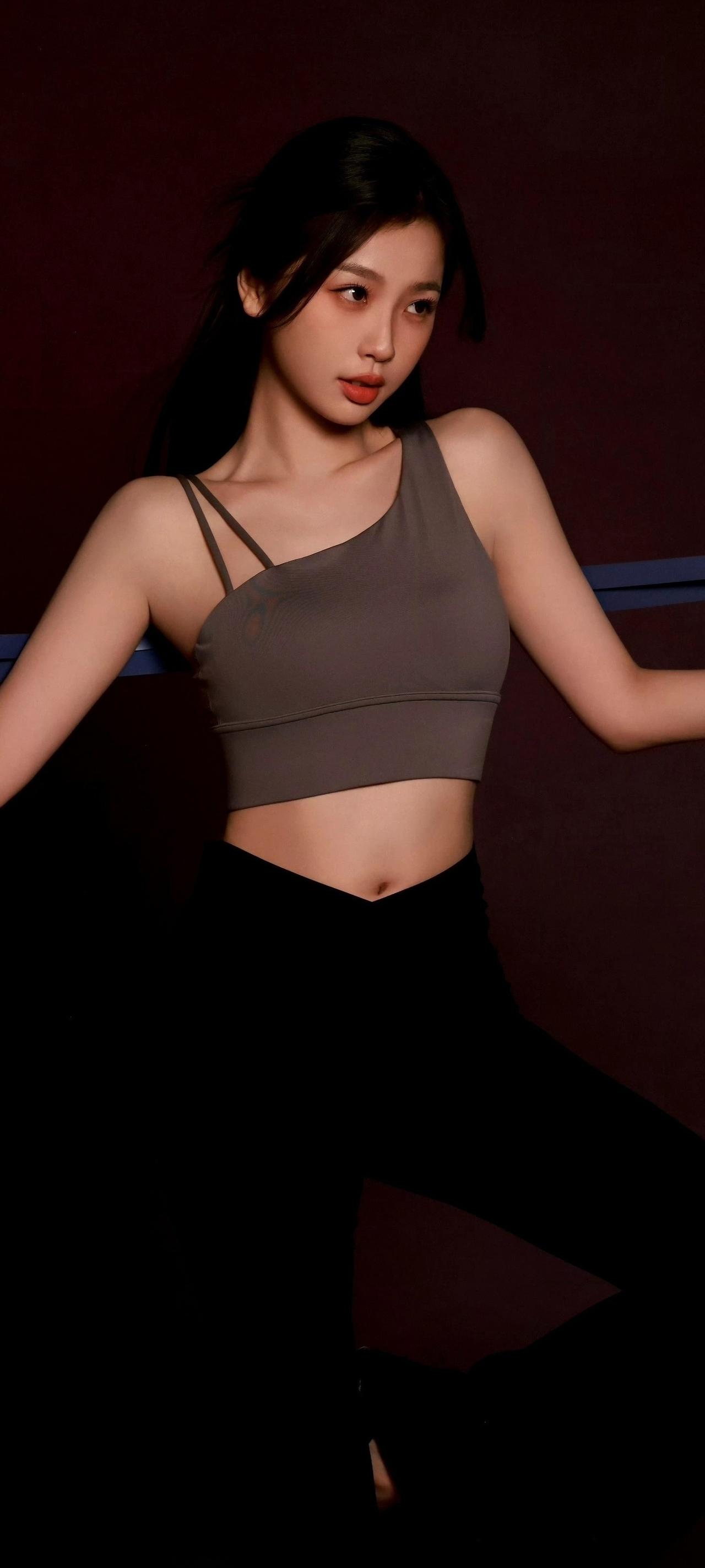 虞书欣甜妹运动风天花板！背心+紧身裤，元气感直接焊在身上💥