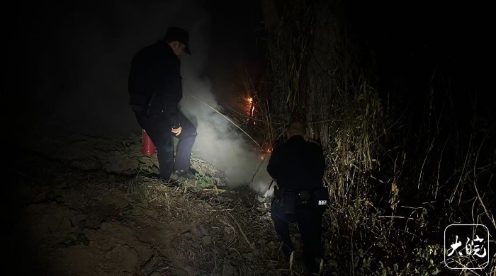 淮河大坝内杂草着火 民警紧急扑灭