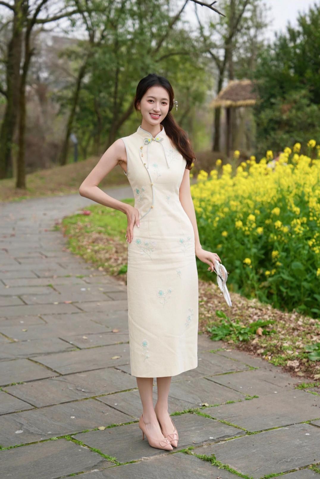 春日生活打卡季 春日游园，浅笑嫣然，花海中的优雅旗袍。