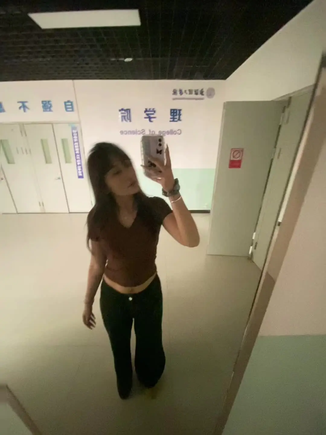 你太容易认真了 你不应该谈恋爱 你应该坐在路边贴钢化膜