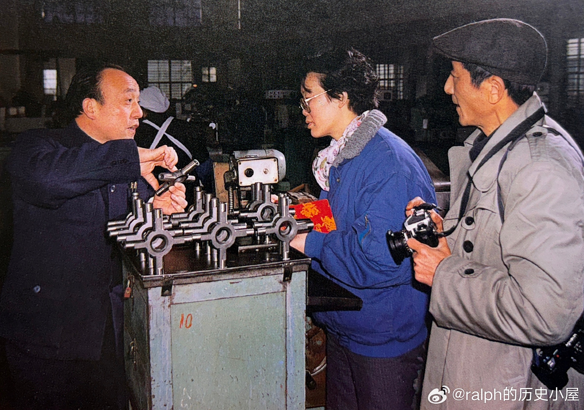 1991年1月新华社记者林楠（中）、沈楚白采访杭州万向节总厂厂长、农民企业家鲁冠