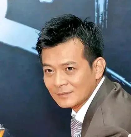 论颜值和身高
两人不相上下吧
但是要论演技，温兆伦似乎
更胜一筹
两人当年的火爆