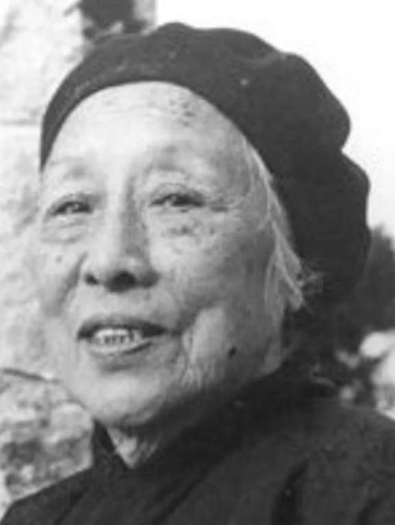 1941年，何香凝在逃离香港途中，被一伙人开枪逼停了船，船长绝望了，何香凝却说：