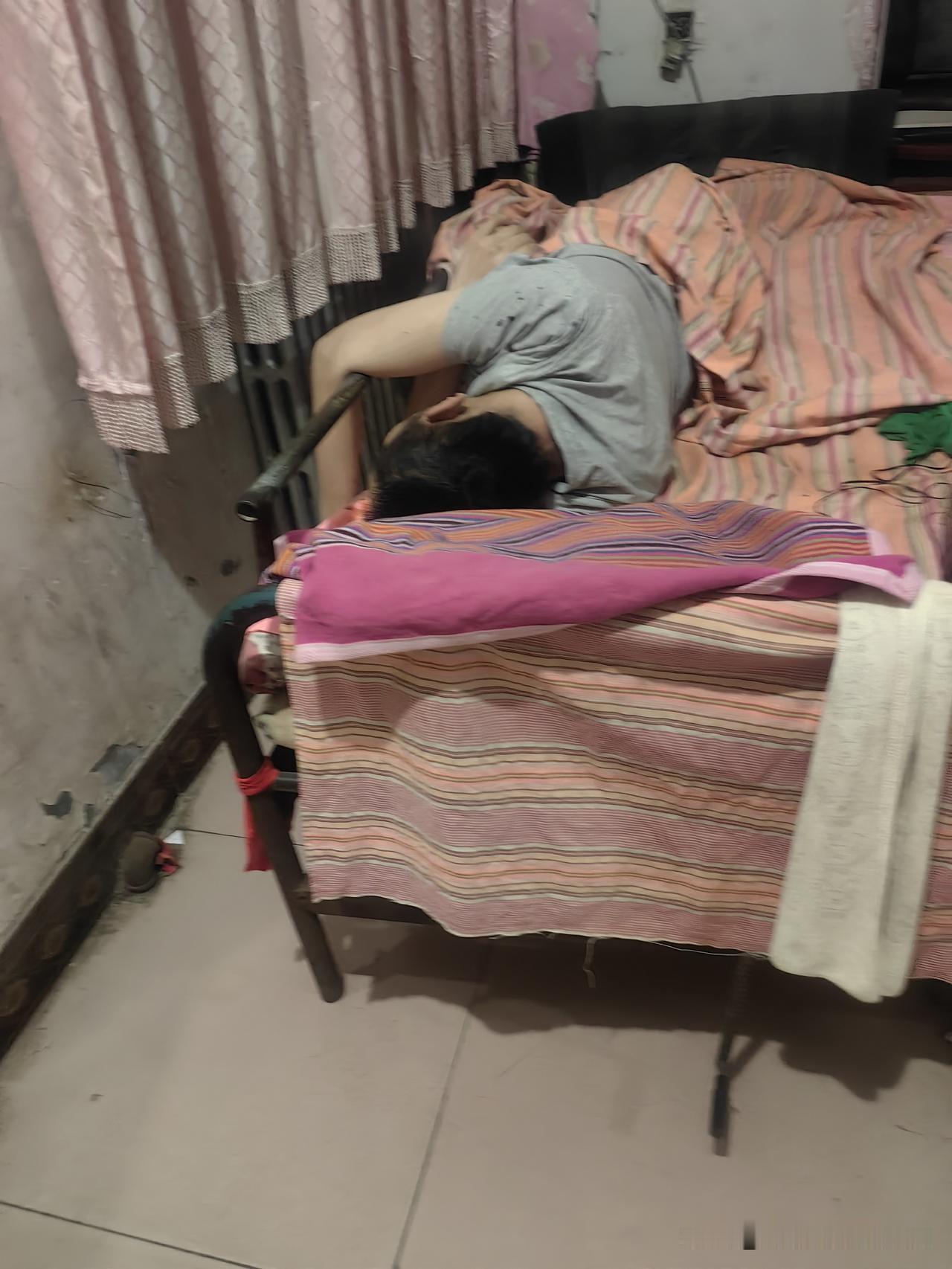 半夜两点被瘫痪老公急促的叫声惊醒，老公说心难受，快让他喝口水，小米汤也行，我就跑
