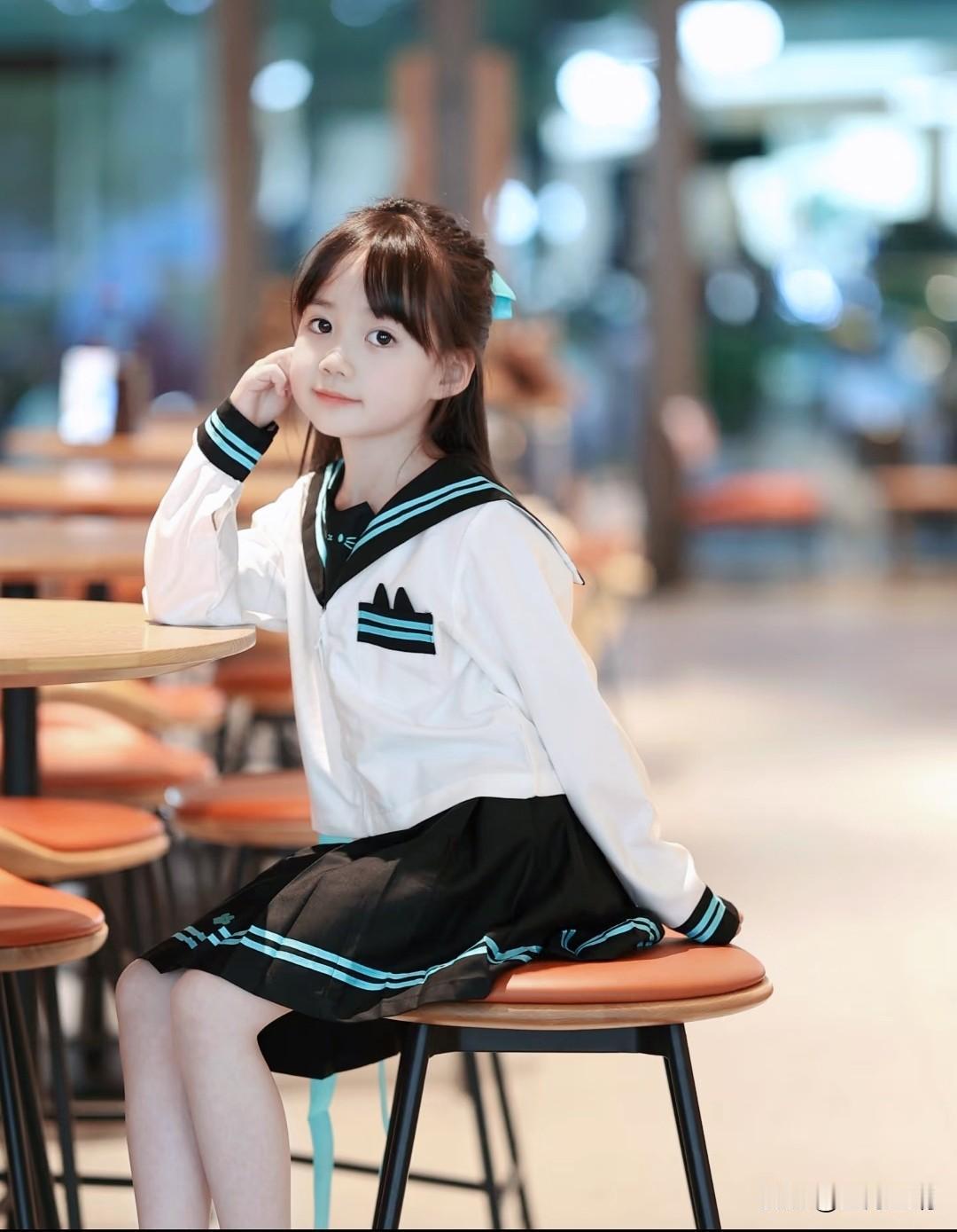 咖啡馆里的JK小水手，嘟嘴的样子也太萌化人心了