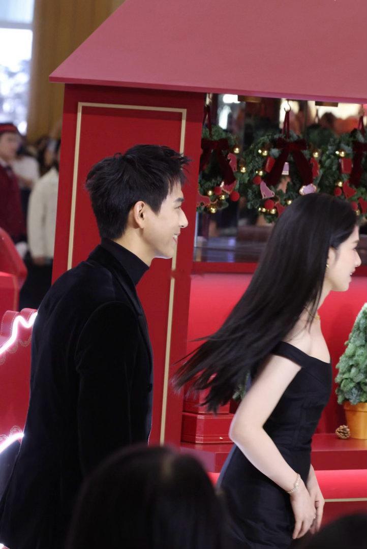 张婧仪李现张婧仪雾里青刚官宣就出片全新搭档组合新鲜感十足，两人同框氛围感恰到好处