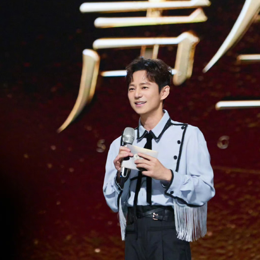何老师最近那么辛苦是应该获个奖杯咱就是说邪恶栀子花终于开心了 ​​​